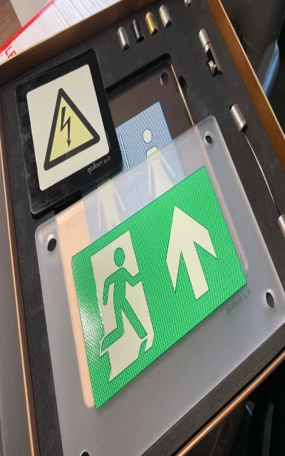 Eine Sammlung von Sicherheits- und Wegweiser-Symbolen in verschiedenen Farben und Designs auf einem Tisch.